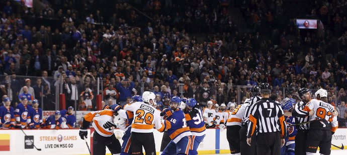 Na ledě se během zápasu Islanders a Flyers pořádně jiskřilo.