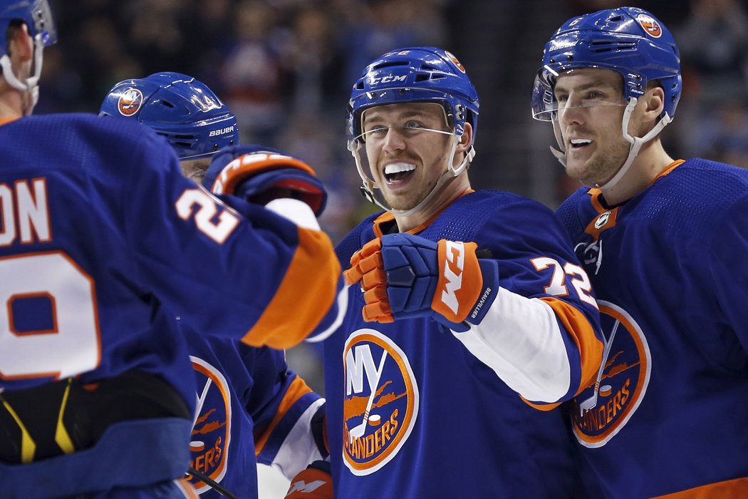 Hokejisté Philadelphie smazali v NHL i díky asistenci Jakuba Voráčka ve třetí třetině tříbrankou ztrátu, ale nakonec na ledě New Yorku Islanders prohráli 4:5.