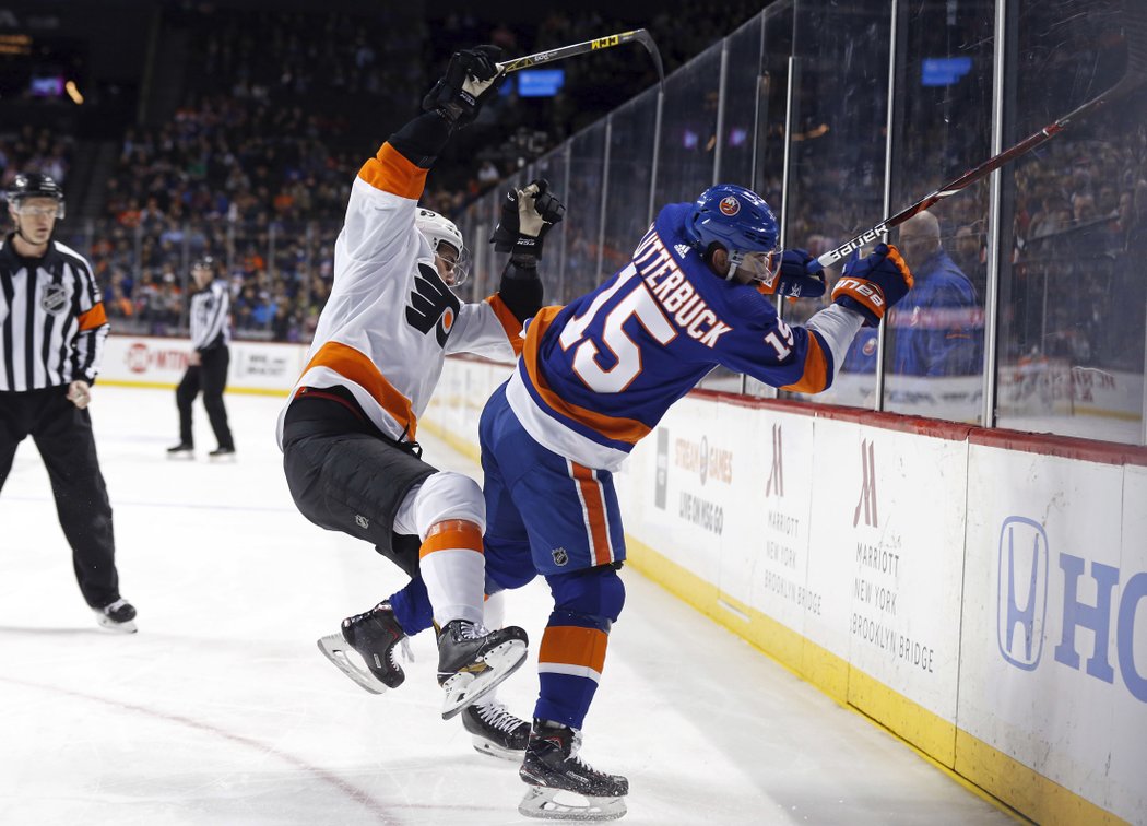 Brandon Manning z Philadelphie a Cal Clutterbuck v ostrém střetu.