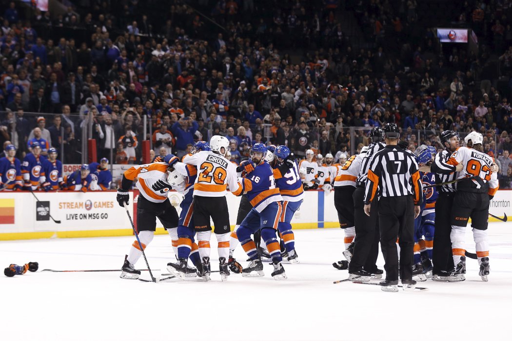 Na ledě se během zápasu Islanders a Flyers pořádně jiskřilo