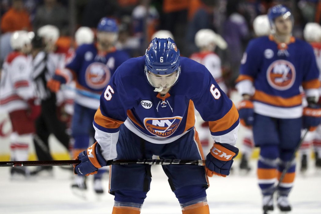 Ryan Pulock odjíždí do šaten po druhé prohře Islanders s Carolinou