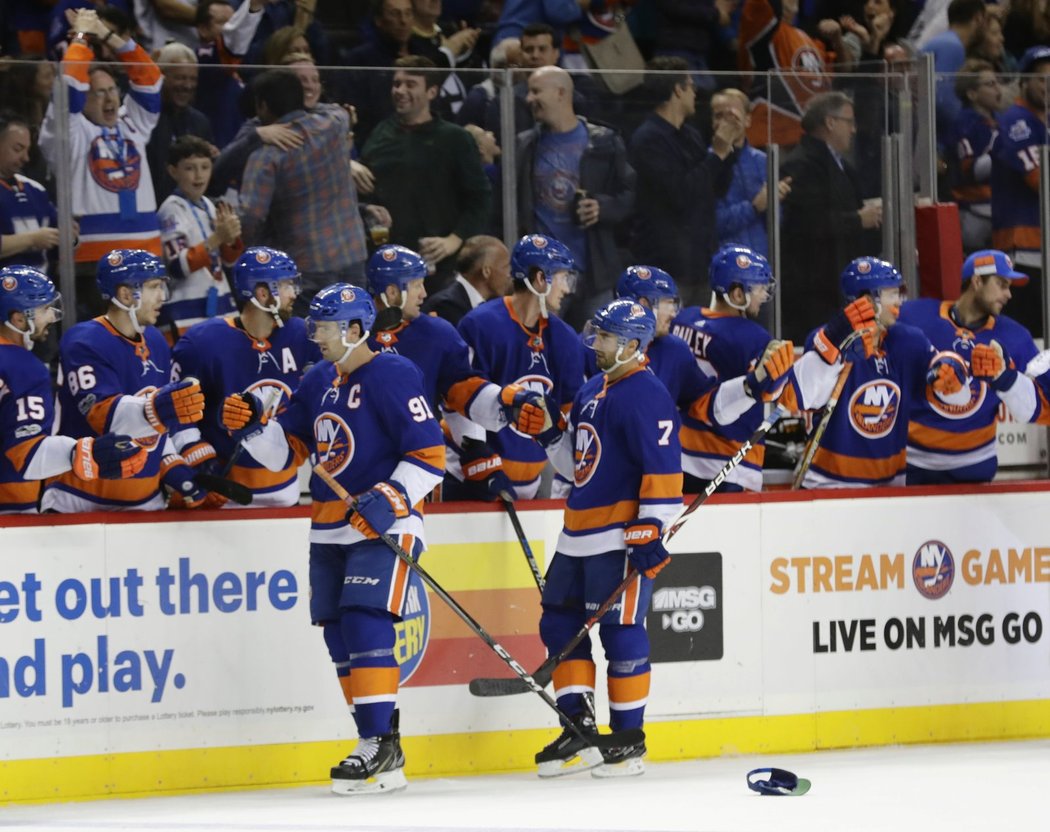 Na ledě je čepice, John Tavares právě vstřelil hattrick