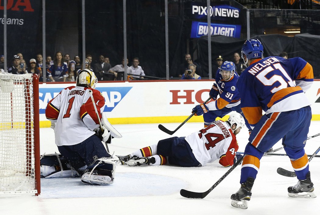 John Tavares pálí a v poslední minutě druhé třetiny srovnává skóre