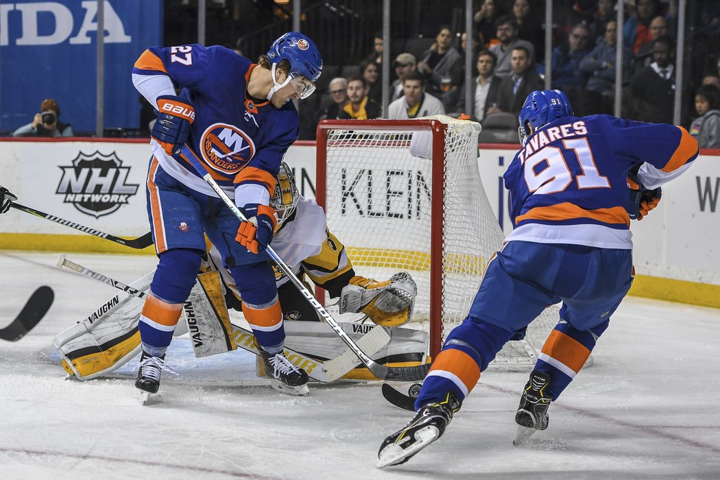 John Tavares se pokusil dostat puk do brány Pens, ale neuspěl