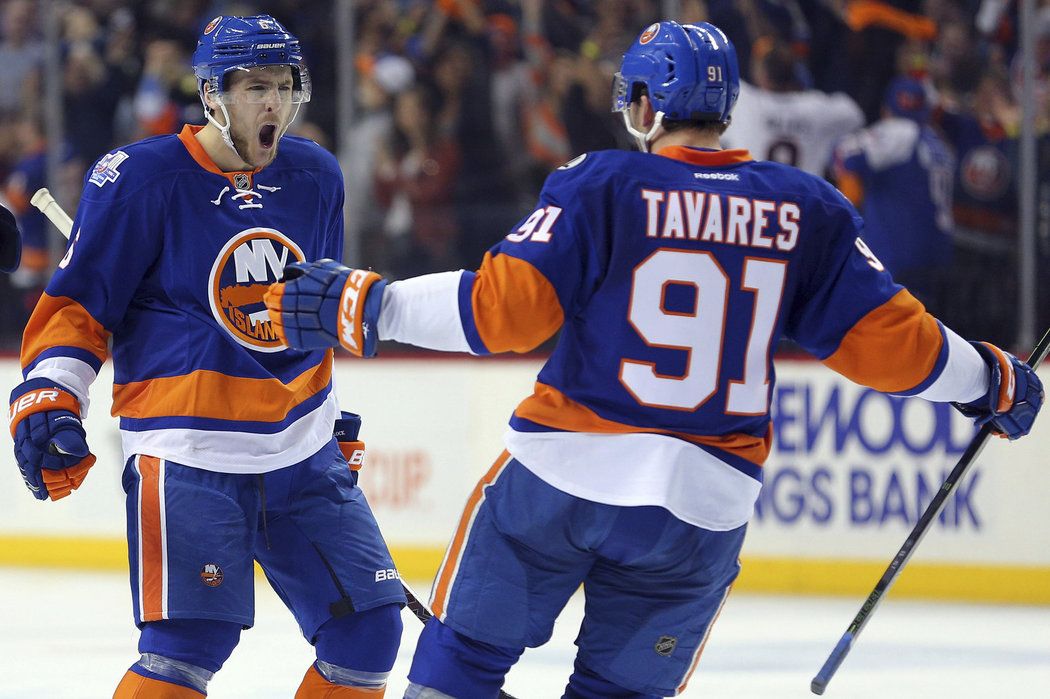 Ryna Pulock a John Tavares oslavují branku Islanders