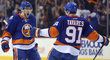 Ryna Pulock a John Tavares oslavují branku Islanders