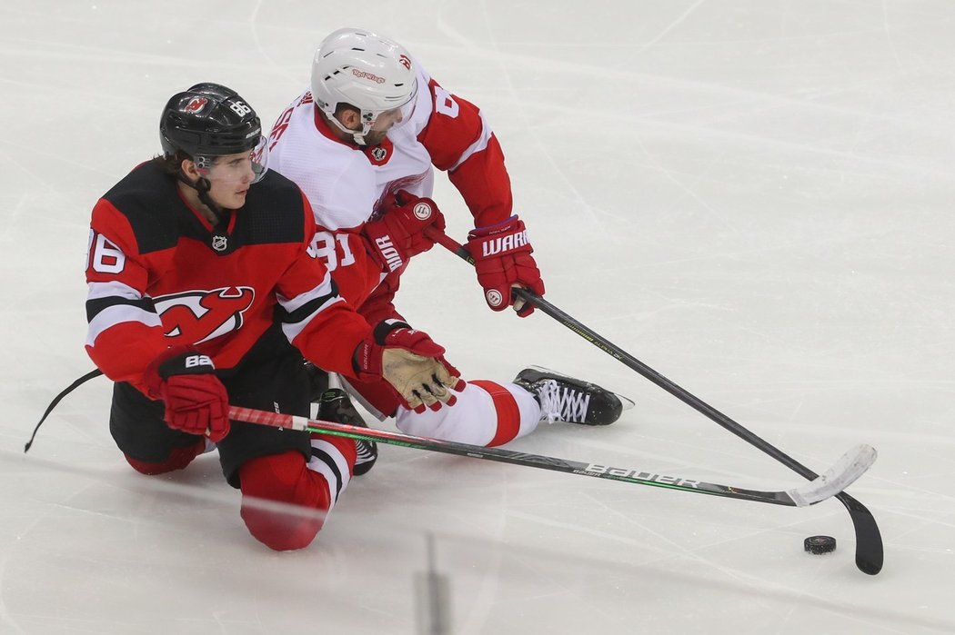 Jack Hughes to měl se svými 77 kilogramy v NHL během premiérové sezony hodně těžké.