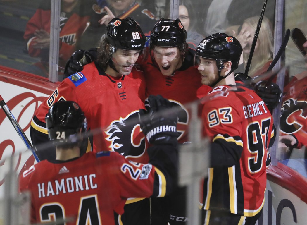 Jaromír Jágr se po jednozápasové absenci vrátil ve čtvrtečním programu do sestavy Calgary a asistencí přispěl k výhře 3:0 nad Arizonou.