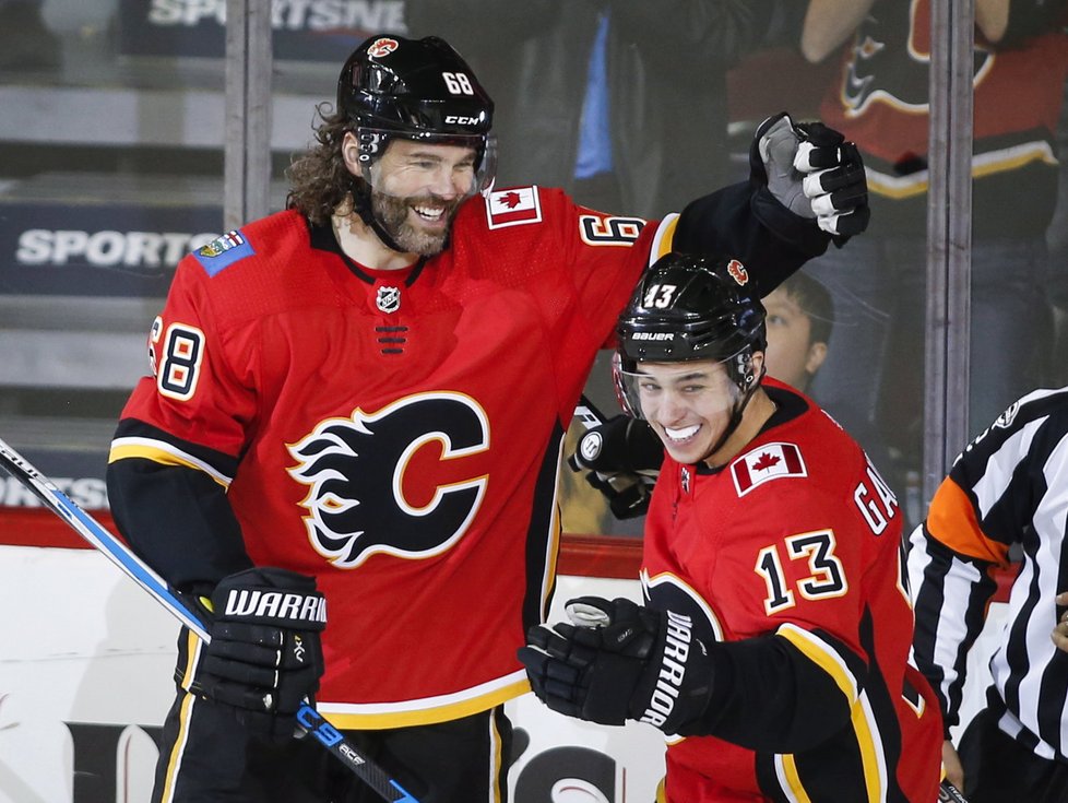 Jaromír Jágr dal v NHL první gól za Calgary a navrch přidal asistenci, gaudreau