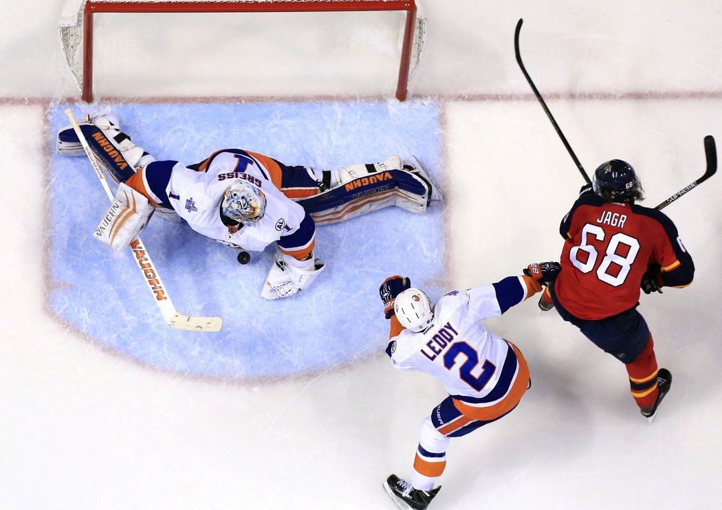 Německý brankář Islanders Thomas Greiss likviduje obrovskou šanci Jaromíra Jágra z poslední minuty