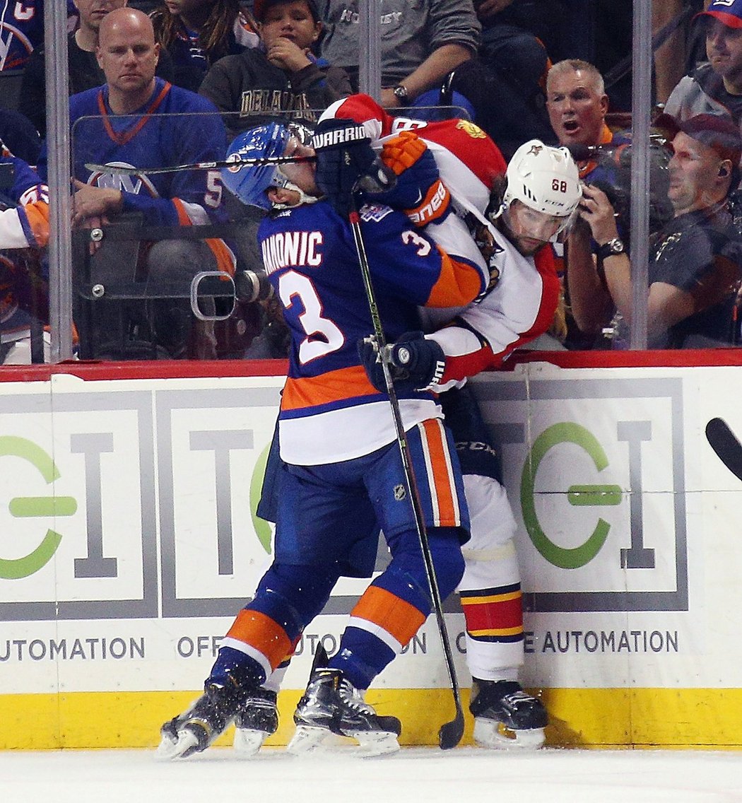 Jaromír Jágr je v prvním kole Stanley Cupu terčem důrazných ataků ze strany hráčů Islanders