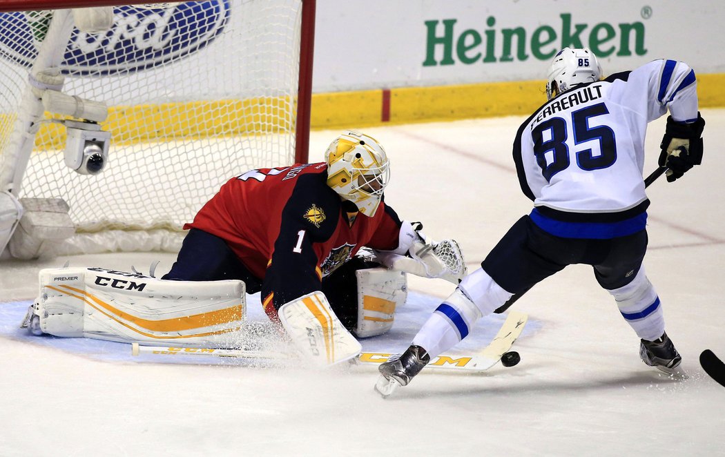 Brankář Floridy Roberto Luongo inkasoval od Winnipegu jediný gól a pomohl k výhře 3:1