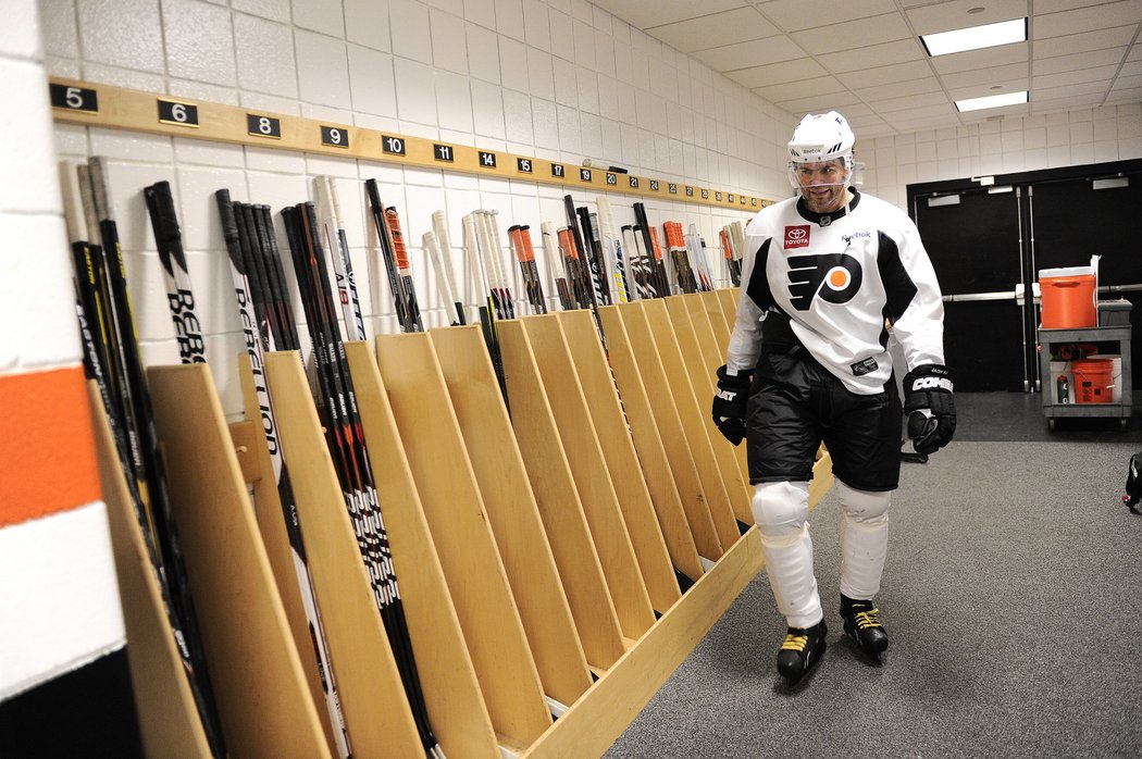 Jaromír Jágr při cestě na led v hale Philadelphie Flyers
