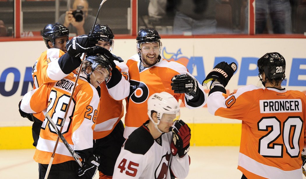 Radost hokejistů Philadelphie Flyers z Jágrova gólu