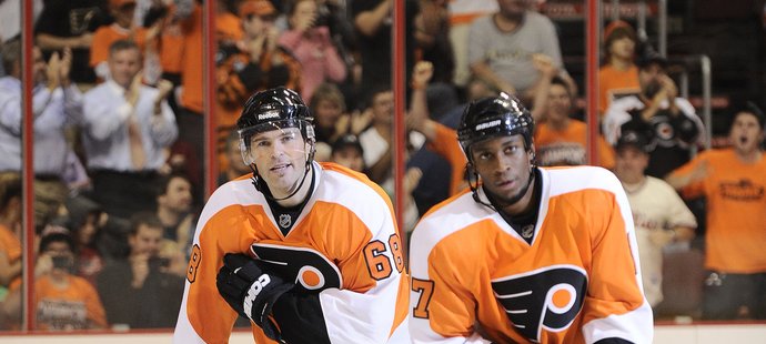 Jaromír Jágr a spoluhráč Wayne Simmonds