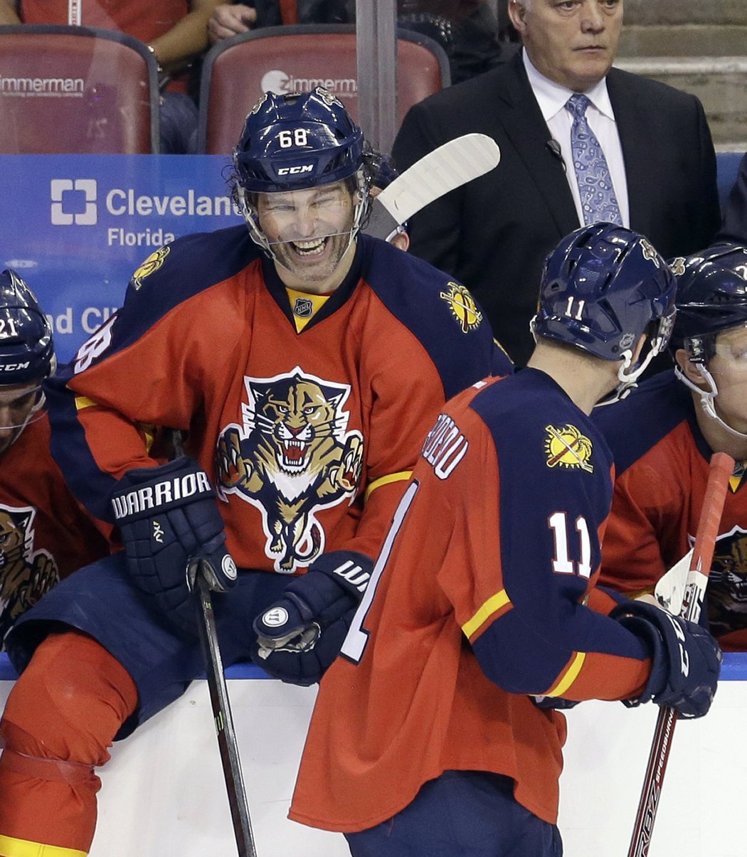 Jaromír Jágr přispěl v NHL gólem a dvěma přihrávkami k výhře Floridy nad Detroitem 6:3 a jako 6. hráč v historii pokořil hranici 1100 asistencí.