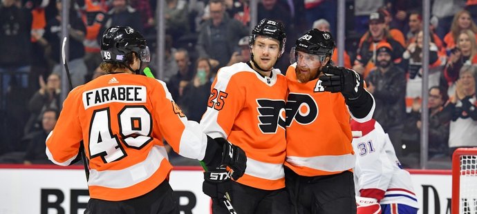 James vanRiemsdyk a Jakub Voráček slaví s Joelem Farabeem trefu Philadelphie