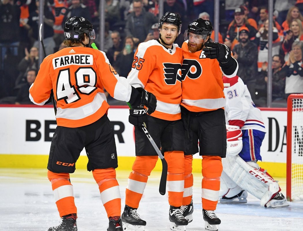 James vanRiemsdyk a Jakub Voráček slaví s Joelem Farabeem trefu Philadelphie