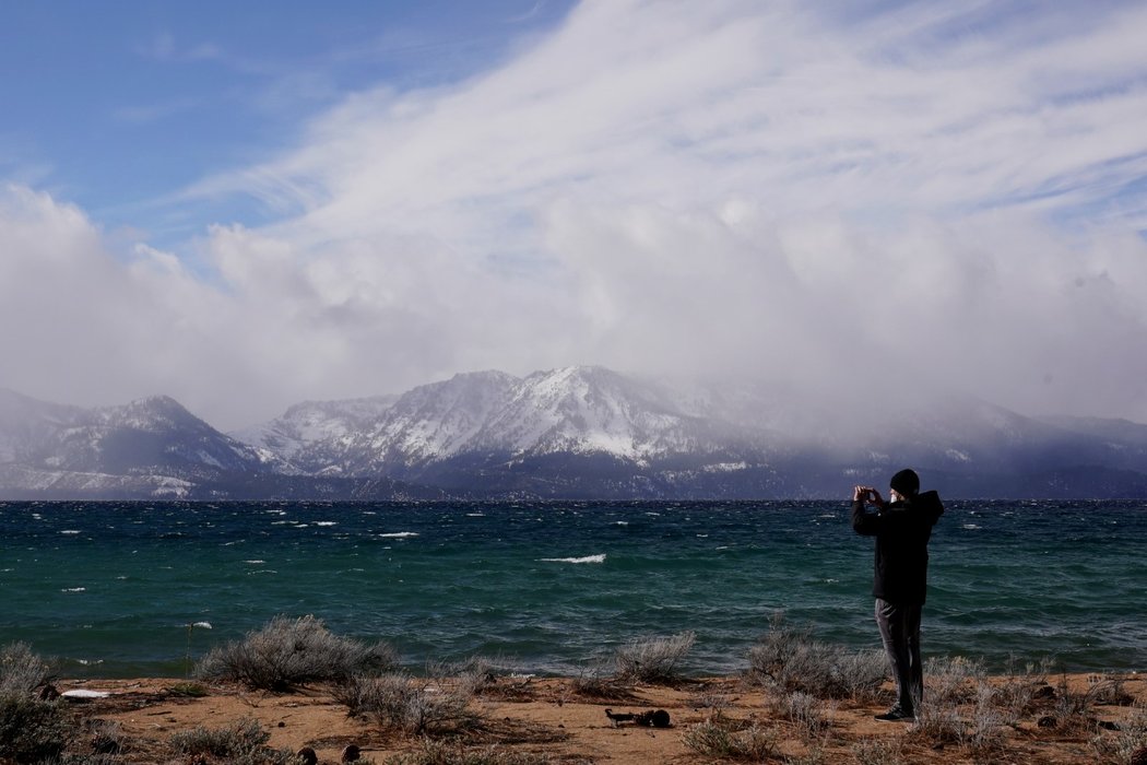 Krásné jezero Tahoe, u kterého se odehrají dva zápasy NHL