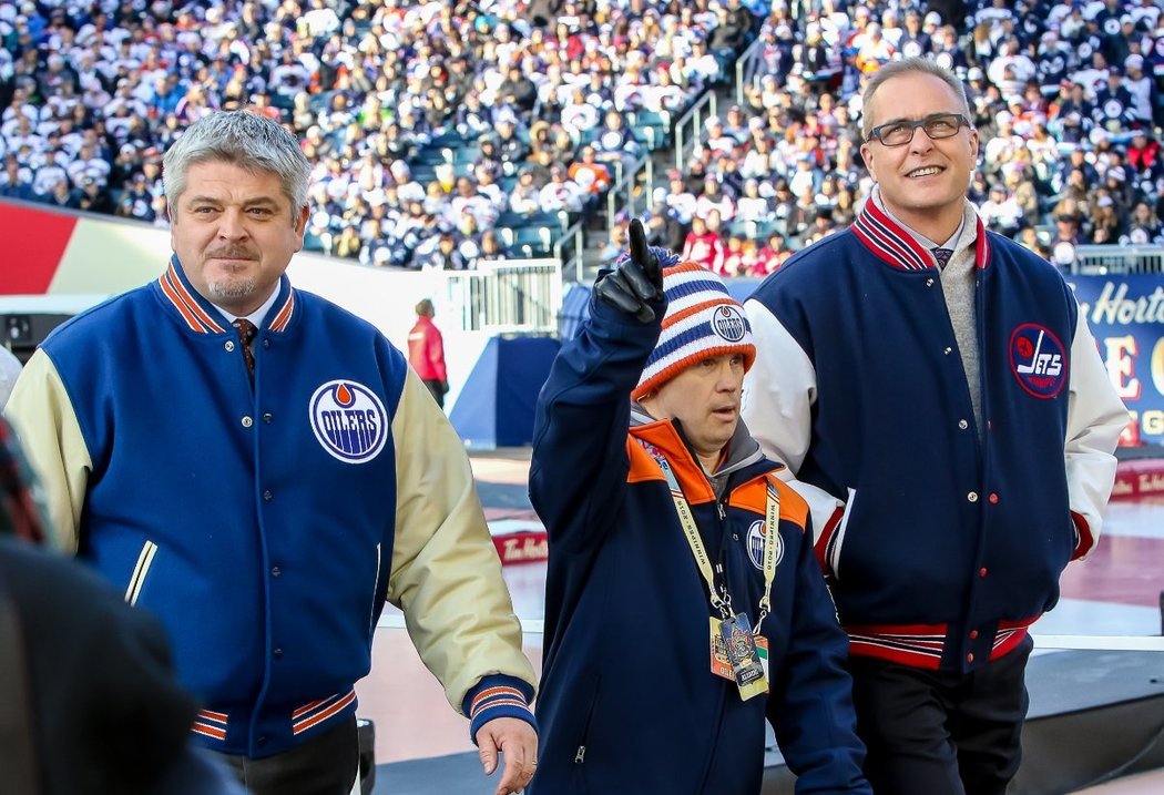 Za Edmonton Oilers nikdy nenastoupil, ale v klubu sloužil Joey Moss za celou jeho historii ze všech nejdéle.