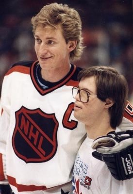 „S mojí manželkou Janet jsme hluboce zarmouceni. Joey byl to někdo, koho jsem upřímně považoval za kamaráda,“ reagoval Wayne Gretzky, který každoročně přál Mossovi k narozeninám.