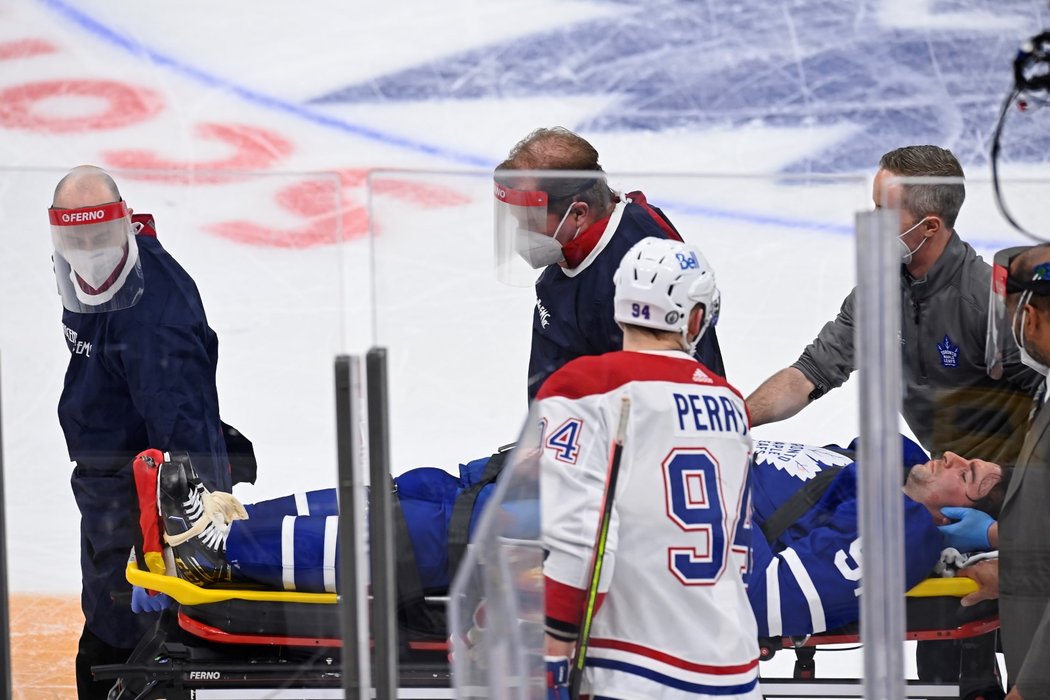 Kapitán Toronta John Tavares dostal při zápase play off NHL s Montrealem kolenem do hlavy. Skončil v nemocnici