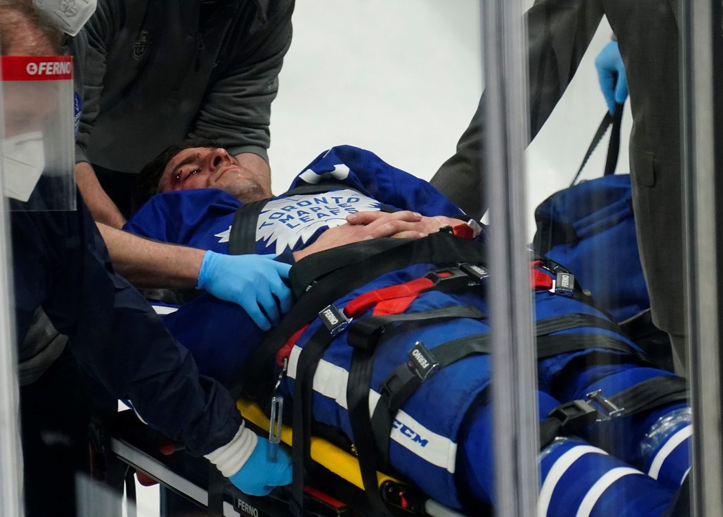 Kapitán Toronta John Tavares dostal při zápase play off NHL s Montrealem kolenem do hlavy. Skončil v nemocnici