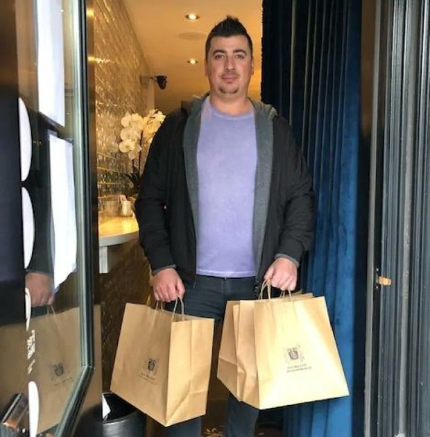 Tomáš Kaberle během pandemie koronaviru pomáhá manželce s improvizovaným provozem jako kurýr Tomáš Kaberle během pandemie koronaviru pomáhá manželce s improvizovaným provozem jako kurýr
