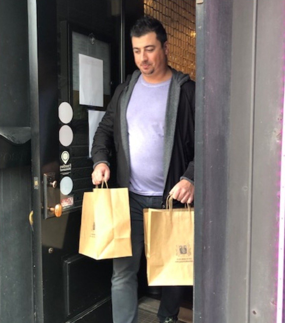 Bývalý obránce Tomáš Kaberle během koronavirové krize rozváží v Torontu jídlo z manželčiny restaurace