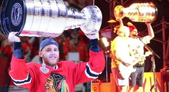 Chudák Stanley Cup. Kane s havajkou a kohoutem s ním divočil