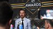 Erik Karlsson odpovídá na dotazy po převzetí další Norris Trophy pro nejlepšího beka sezony NHL