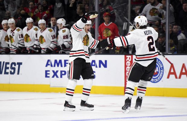 Prvním gratulantem u Kanea byl obránce Duncan Keith Prvním gratulantem u Kanea byl obránce Duncan Keith