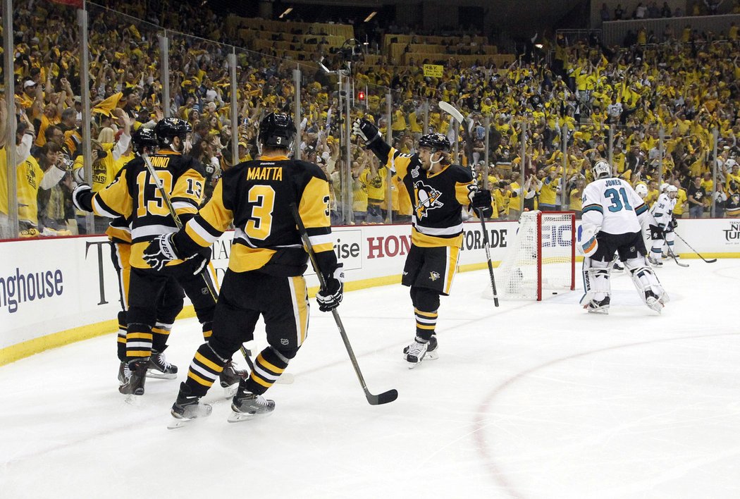 Radost hráčů Penguins z úvodní branky druhého finále Stanley Cupu.