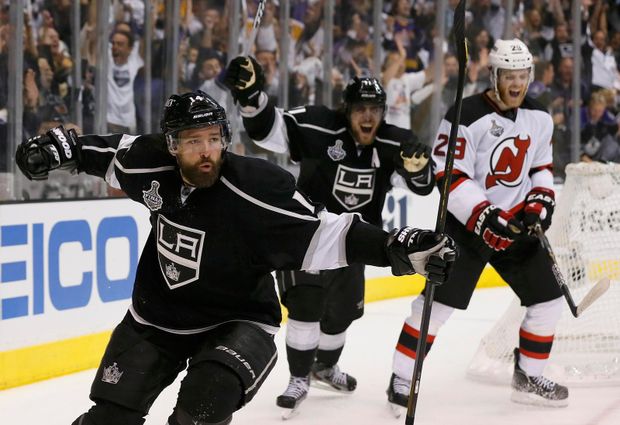 Justin Williams střílí gól Martinu Brodeurovi Justin Williams střílí gól Martinu Brodeurovi