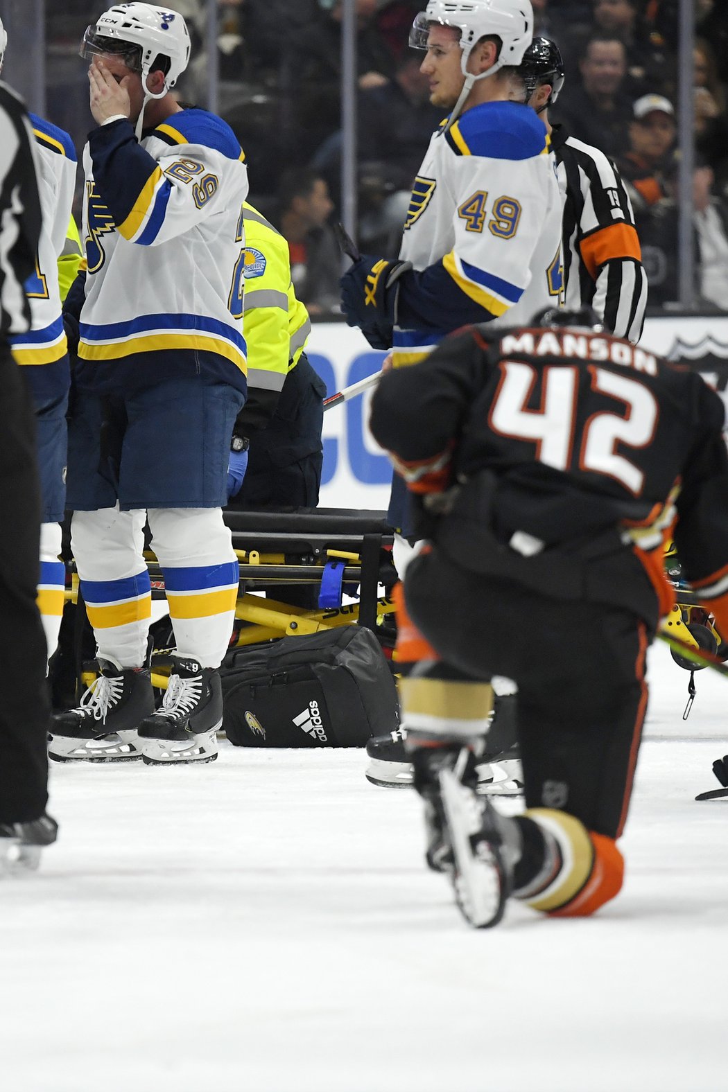 Hrůzný moment, při kterém vyprodané Honda Center oněmělo a hráči se společně sjeli do půlkruhu u střídačky Blues, nastal ve 13. minutě první třetiny.