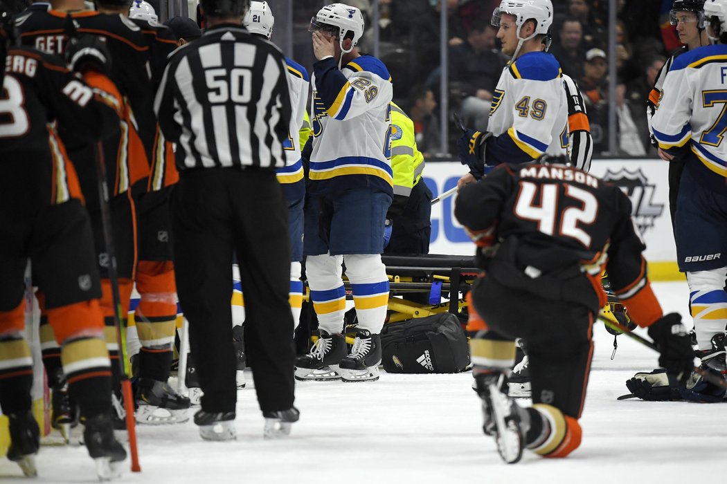 Zdrcení byli hráči St. Louis i domácího Anaheimu. Na snímku v popředí se modlí obránce Ducks Josh Manson.