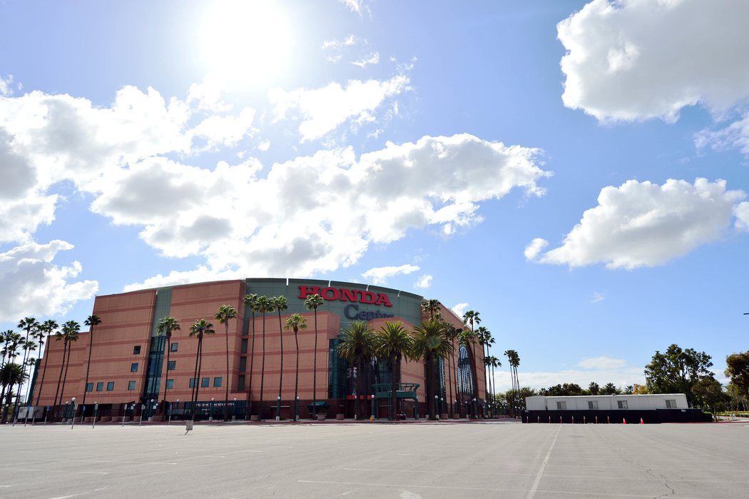 Takhle to vypadá před Honda Center, kde své domácí zápasy hraje Anaheim