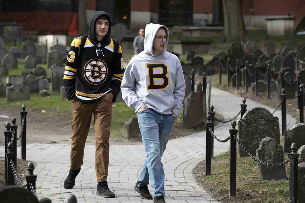 Zklamaní fanoušci Bruins... Jejich tým zažíval dobrou sezonu, vedl celou NHL.