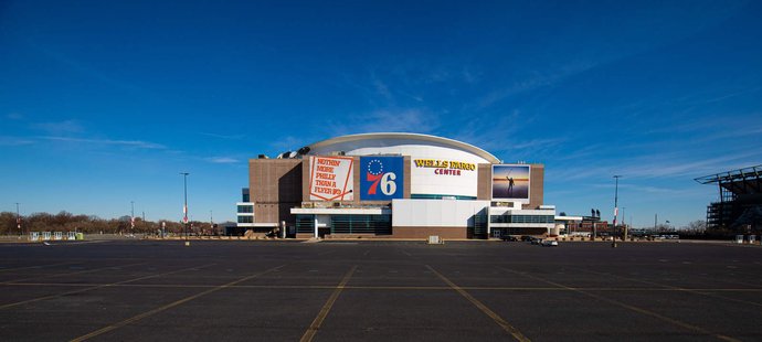 Úplně opuštěna Wells Fargo Center ve Philadelphii