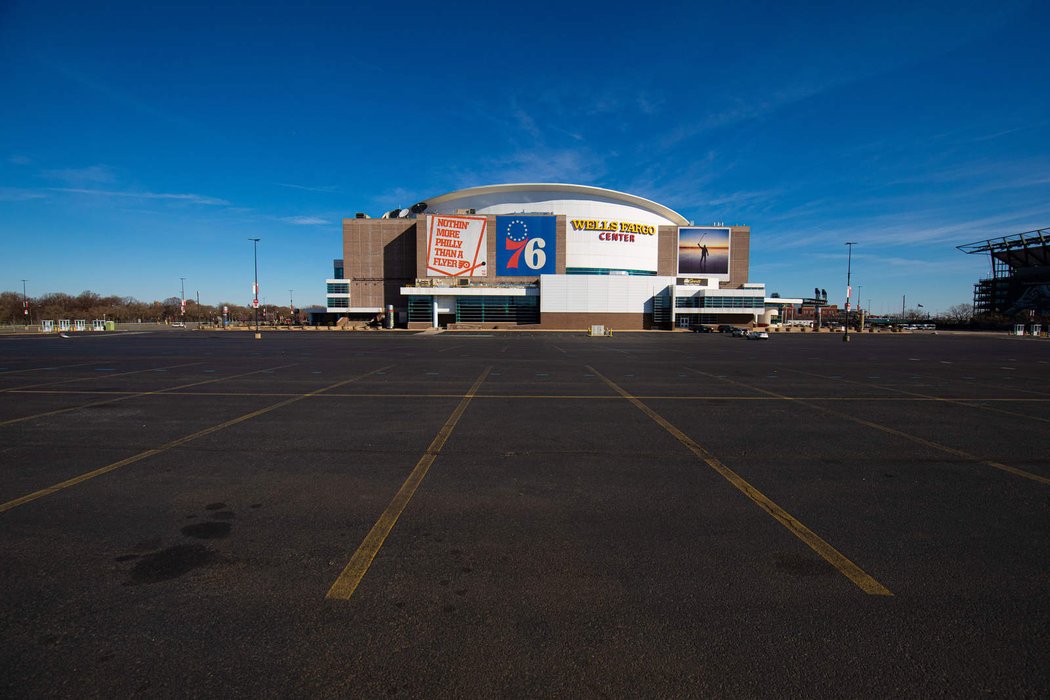 Úplně opuštěna Wells Fargo Center ve Philadelphii