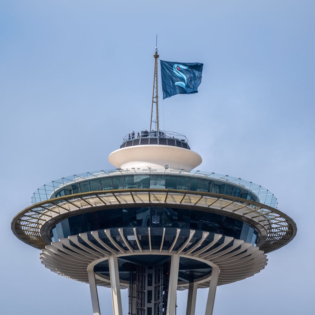 Sekundární logo je pak představováno kotvou, která se směrem nahoru mění v typický znak Seattlu – věž Space Needle.