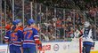 Hokejisté Oilers se radují z výhry, kterou jim daroval útočník soupeře Patrik Laine