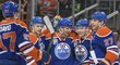 Hokejisté Oilers se radují z výhry, kterou jim daroval útočník soupeře Patrik Laine