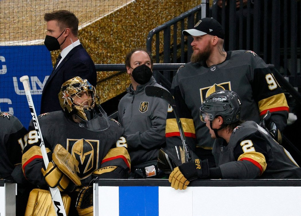 Dvojka Las Vegas Robin Lehner (vpravo na střídačce) se snaží své parťáky v play off namotivovat i z lavičky