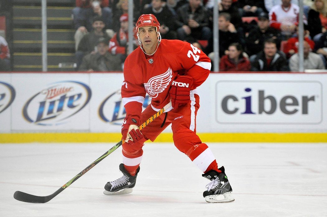 Chris Chelios hrál profesionálně hokej až do 48 let, končil ale neslavně na farmě v AHL