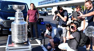 Hokejový grál je v Česku! Stanley Cup v Praze vybalili jen pro novináře