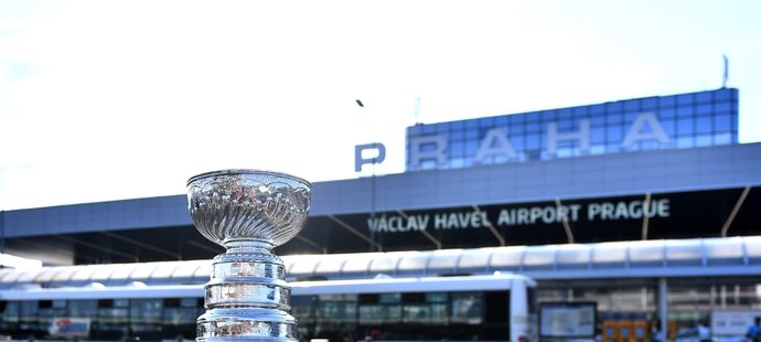 Stanley Cup dorazil do Prahy za Michalem Kempným a Jakubem Vránou