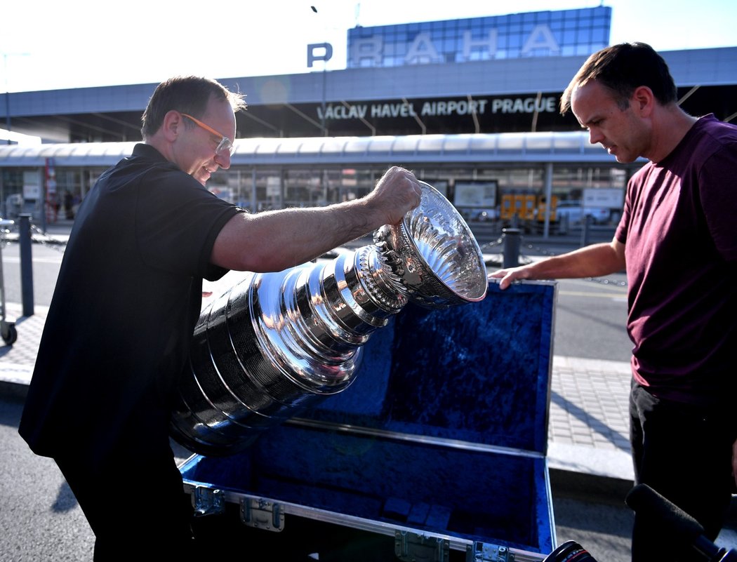 Tak stačilo, šup s ním zpátky do krabice... Stanley Cup zamíří za Jakubem Vránou a Michalem Kempným