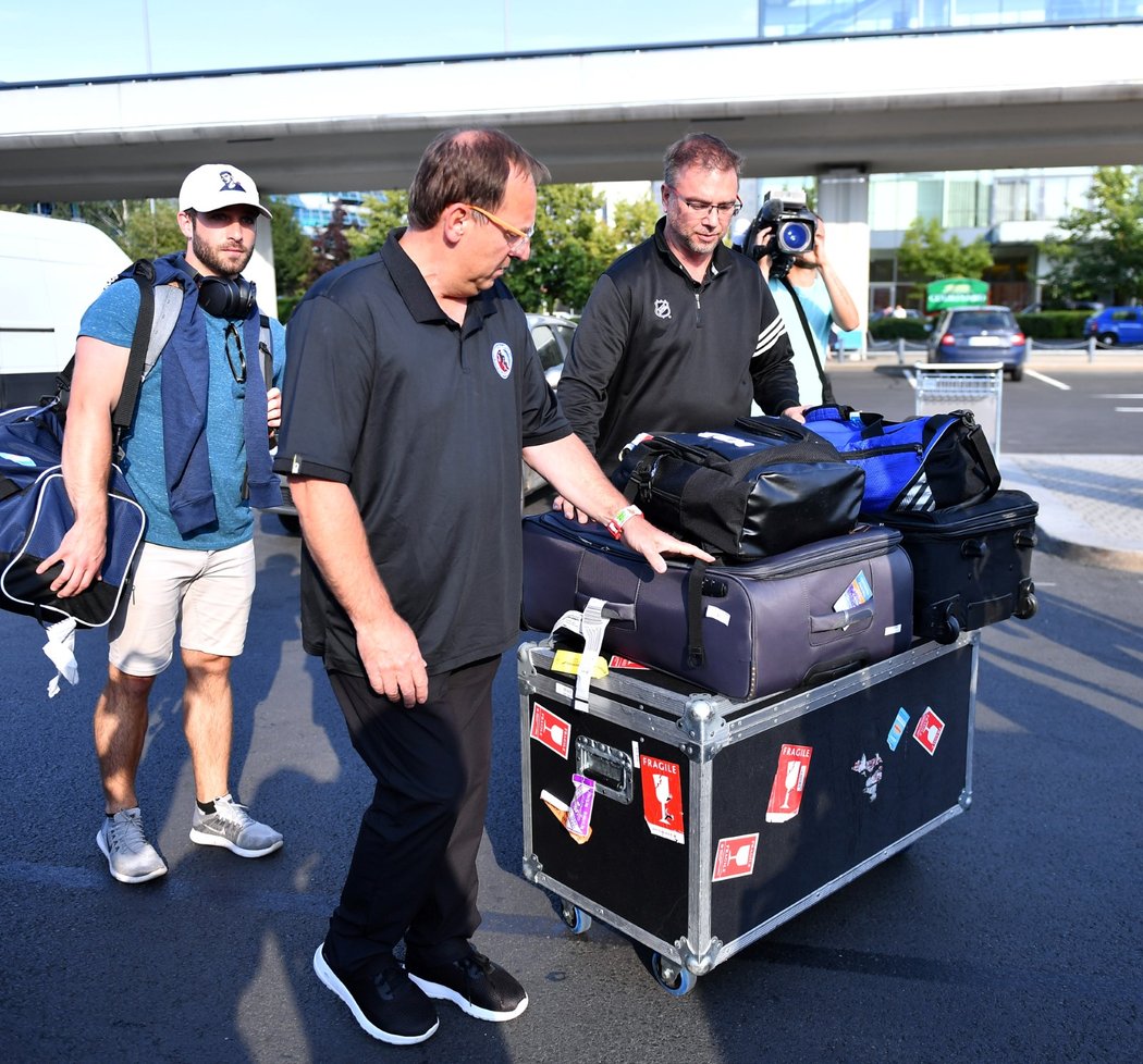 Stanley Cup v doprovodu svého osobního bodyguarda dorazil do Prahy