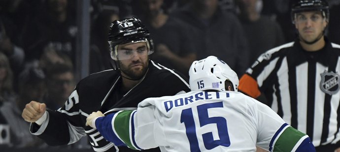 Na divokém Západě se do sebe bez rukavic pustili Derek Dorsett z Vancouveru a Andy Andreoff z Los Angeles